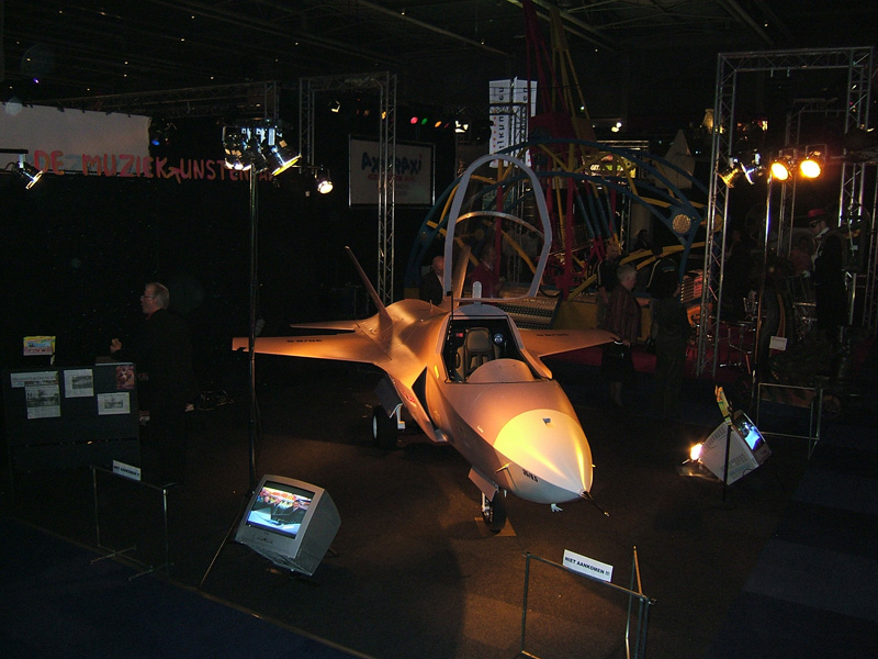 Illustration for article titled Guy Builds F-35 Fighter Jet On His Own